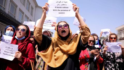 Con disparos al aire, talibanes detienen protesta de mujeres en Afganistán