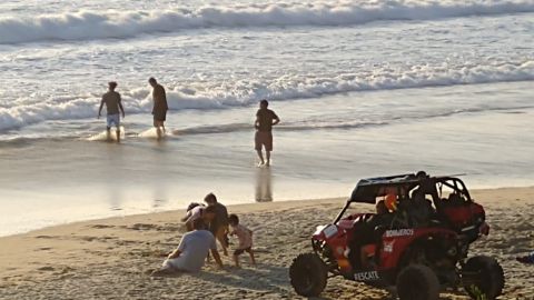 Sin cubrebocas ni sana distancia, disfrutan esta tarde en Playas de Tijuana