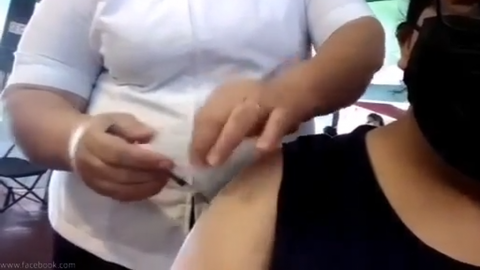 Por cansancio, enfermera simula vacunar contra covid-19 a joven en Veracruz