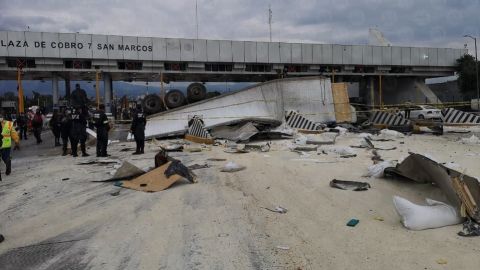 Tráiler se queda sin frenos e impacta varios autos en la carretera México-Puebla