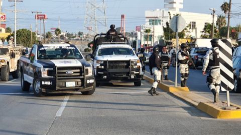 Sorprenden a policías de Rosarito extorsionando en Tijuana