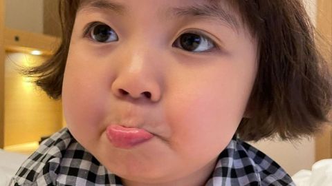 Mamá de niña coreana pide no usar la imagen de su hija en stickers de WhatsApp