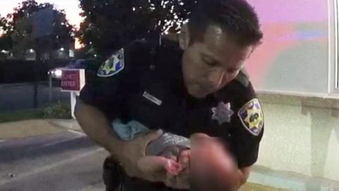 Oficial de policía resucita a bebé tras asfixiarse con una hamburguesa