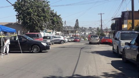 Vecinos piden topes porque automovilistas utilizan calle como pista de carrera