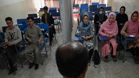 Afganas podrán estudiar en la universidad, pero separadas de hombres