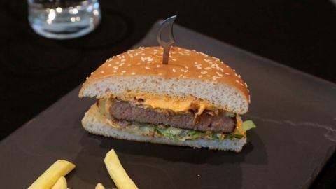 ¡De miedo! Clienta halla un dedo humano mientras comía su hamburguesa