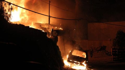 VIDEO: ¡Impactante! Explota auto frente a vecinos tras incendio