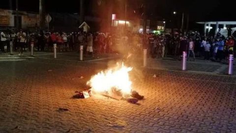 Trabajadores queman figura del presidente municipal de QR en forma de protesta