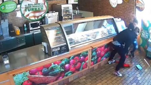 Empleada de restaurante pelea con un ladrón; la despiden porque se hizo viral