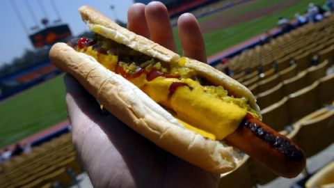 VIDEO: Joven encuentra gusanos en la catsup de hotdog comprado en el estadio