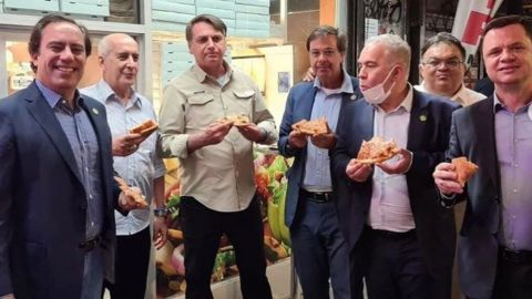 Jair Bolsonaro cena pizza en las calles de Nueva York por no estar vacunado