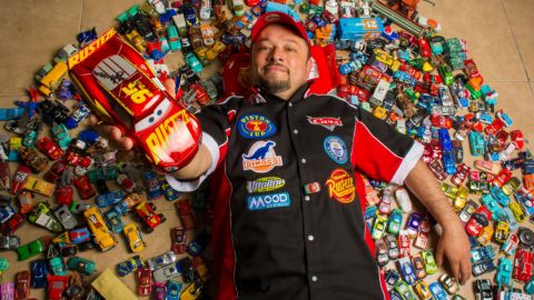 Mexicano consigue Récord Guinness por la mayor colección de juguetes de 'Cars'