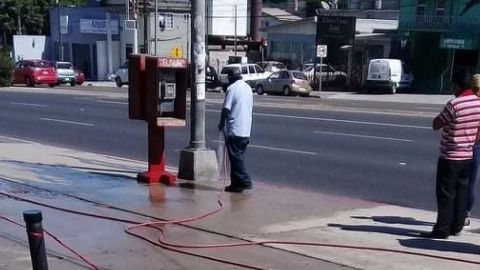 VIDEO: Denuncian que trabajador de SEMEFO desperdicia agua en la calle
