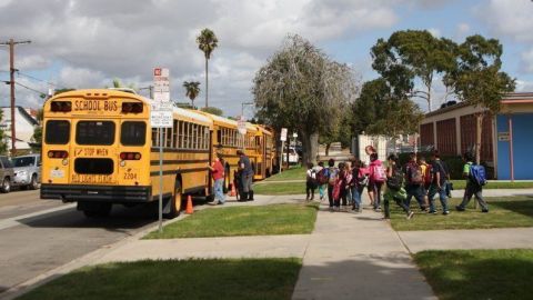 Detectan brotes de COVID-19 en escuelas de San Diego