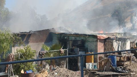 VIDEO: Fuego consume casa de madera en Tijuana