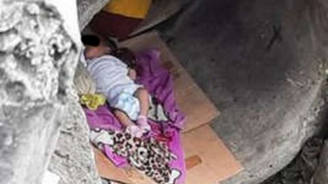 Rescatan una bebé que estaba dormida en una tubería de drenaje