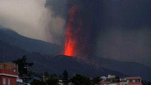 Los bomberos se retiran por el aumento de las explosiones volcánicas en La Palma