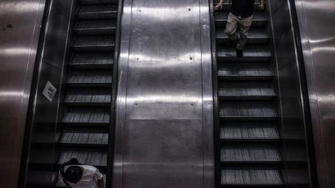 Usuarios orinan en las escaleras eléctricas del Metro y generan fallas
