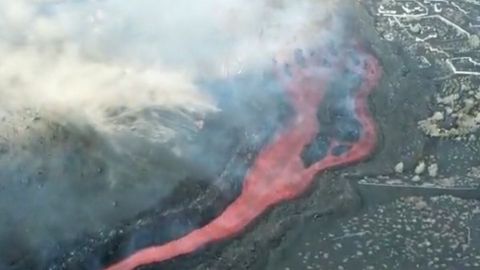 Se rompe cono de volcán en La Palma; lava podría llegar al mar