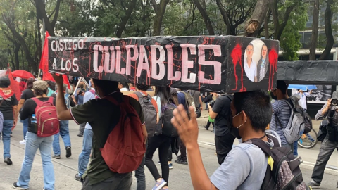 Marchan a 7 años de la desaparición de los 43 normalistas de Ayotzinapa