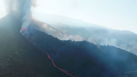 El volcán de La Palma vuelve a rugir mientras la lava se acerca al mar