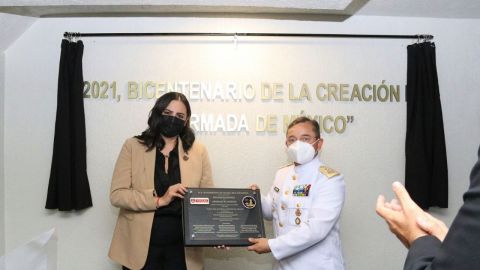 Develan placa con letras de oro, celebrando bicentenario de la Armada de México