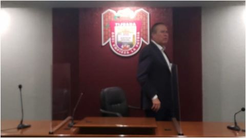 Policías tratan de sacar a González Cruz y siete regidores de Palacio Municipal