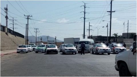 Taxistas bloquean paso de transporte de carga en garita de Otay