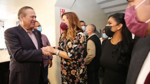 Saludo afectuoso de Marina del Pilar Ávila y Arturo González