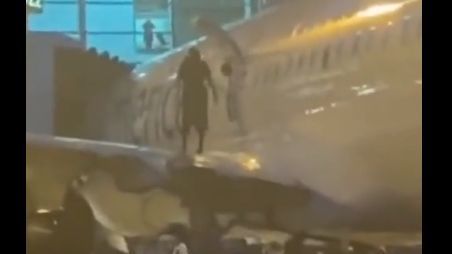 Arrestan a pasajero por saltar desde el ala de un avión en Miami