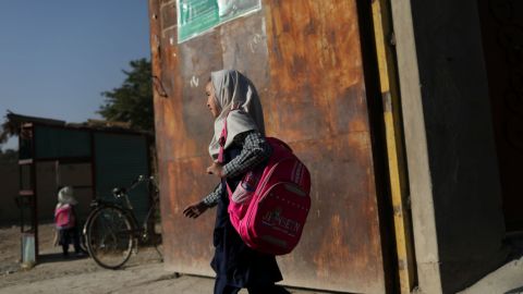 Niñas afganas siguen en casa, esperan plan talibán de reapertura de escuelas