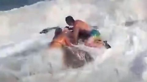 VIDEO: Mujer graba momento en que su esposo y amiga son "tragados" por el mar
