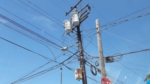 A punto de caer y en mal estado se encuentran los postes de luz en Tijuana