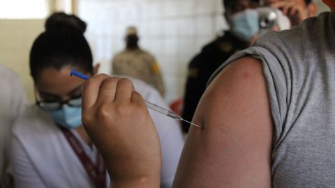 Vacunan a los presos de Baja California anti Covid-19