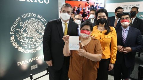 Entregan primer pasaporte electrónico en México