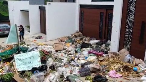 Recolectores arrojan basura en casa de alcalde; exigen aumento salarial