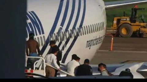 VIDEO: Migrante salta de escaleras al abordar avión para evitar ser deportado
