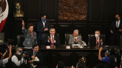 Ifigenia Martínez recibe medalla Belisario Domínguez por parte del Senado