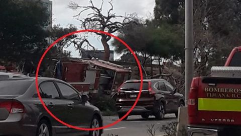 Camión de bomberos vuelca en vía rápida de Tijuana y embiste autos