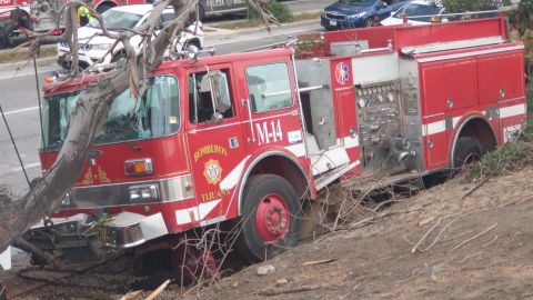 Falla del motor ocasiona accidente de unidad de bomberos