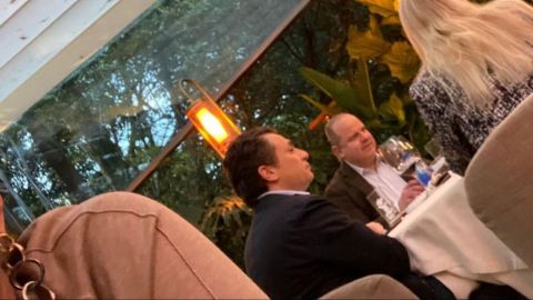 Con brazalete, Emilio Lozoya es captado en restaurante de CDMX