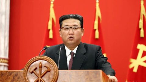 Kim de Corea del Norte recorre la alfombra roja con sandalias y traje