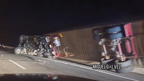 Tras fuertes ráfagas de viento se volcó tráiler en La Rumorosa
