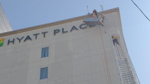 Trabajadores son rescatados del último piso del Hyatt Place; por poco caen