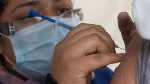 Juez ordena a Gobierno Federal vacunar contra Covid-19 a menores de 18 años
