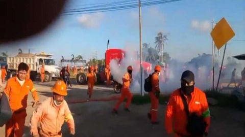 Fuertes imágenes: Trabajadores denuncian agresiones en paro de Dos Bocas