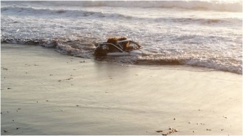 Camioneta se la traga el mar en Playas de Tijuana