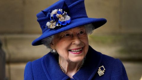Una no se siente vieja, dice la reina Isabel II a sus 95 años