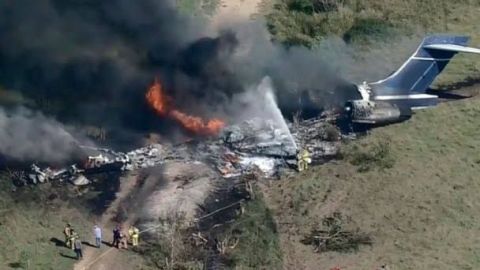 Se estrella avión en Texas con 21 personas a bordo