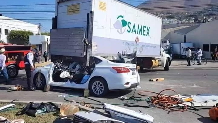 Aparatoso Accidente Protagonizan Vehículo Y Tráiler En Bulevar Insurgentes